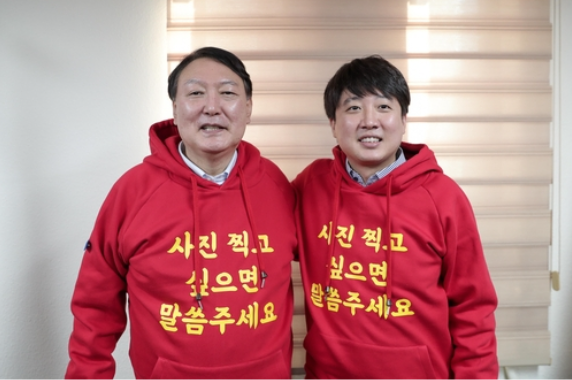 빨간색 후드티를 나란히 갖춰 입은 윤석열 국민의힘 후보(왼쪽)와 이준석 대표. 연합뉴스