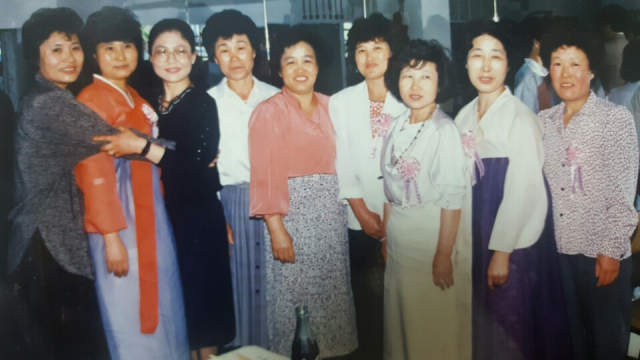 권봉순(왼쪽 다섯번째) 씨가 친구들과 모임을 하며 찍은 기념사진. 가족제공.
