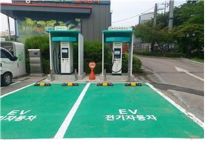 고속도로에 설치된 전기차충전기. 국토부 제공.