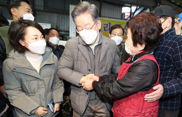 더불어민주당 이재명 대선후보가 5일 전북 정읍시 샘고을시장에서 상인과 대화하고 있다. 연합뉴스