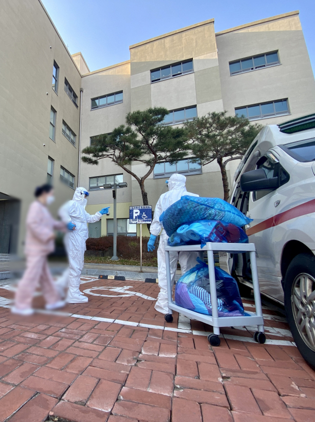경북 포항의 한 병원에서 이틀 사이코로나19 확진자 60여 명이 발생해 방역 당국이 대응에 나섰다. 5일 포항시에 따르면 이날 포항 한 병원에서 코로나19 확진자 65명이 새로 나왔다. 이날 오후 해당 병원에서 확진되지 않은 환자들이 다른 병원으로 이송되고 있다. 연합뉴스