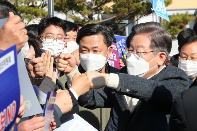 더불어민주당 이재명 대선후보가 5일 전북 완주군 완주수소충전소에서 열린 국민반상회에 참석하며 지지자와 인사하고 있다. 연합뉴스