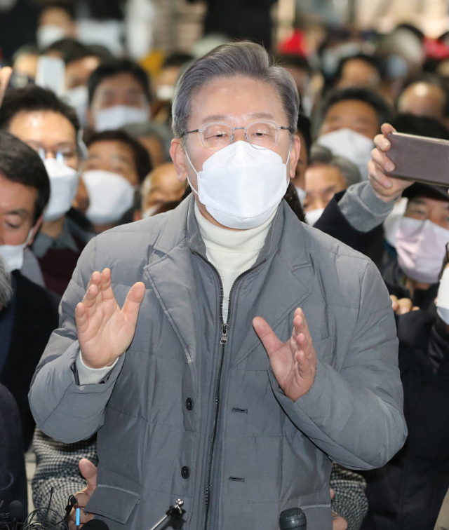 더불어민주당 이재명 대선후보가 5일 전북 정읍시 샘고을시장에서 시민들에게 지지를 호소하고 있다. 연합뉴스
