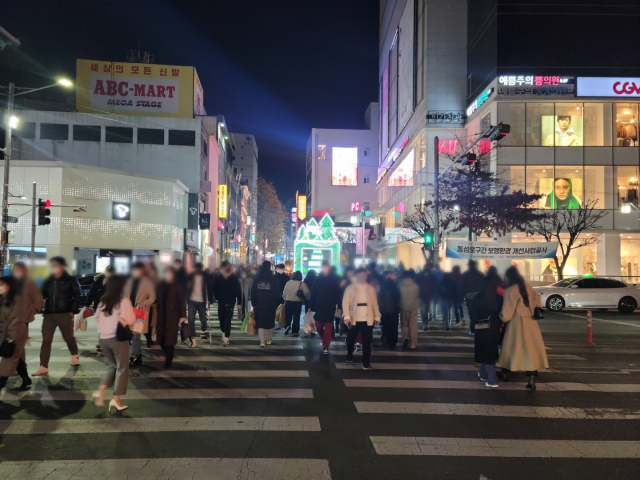 4일 오후 9시 대구 중구 한일극장 앞 횡단보도에 가득한 사람들 모습. 최혁규 기자