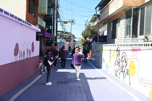 김천의 핫 플레이스로 떠오르고 있는 김호중 소리길을 방문해 아리스 회원들. 김천시 제공