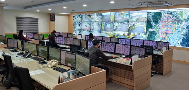6일 오후 상주시청에 있는 CCTV 관제센터에서 직원들이 지역 곳곳을 모니터링 하고 있다. 상주시 제공