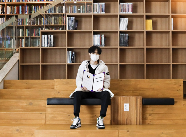 경일대 게임엔터테인먼트전공 이동근 씨가 계약서를 들어보이고 있다. 경일대 제공