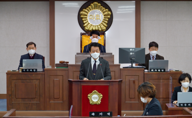 문준희 경남 합천군수는 6일 군의회 제259회 정례회 본희의에 참석해 2022년도 예산안 제안설명을 하고 있다
