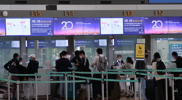 6일 오전 인천국제공항 제1여객터미널 출국장에서 싱가포르로 향하는 탑승객들이 출국 수속을 하고 있다. 신종 코로나바이러스 감염증의 새로운 변이인 오미크론의 확산으로 인천~괌 노선 등 국제선 운항 취소와 연기가 이어지고 있다. 연합뉴스