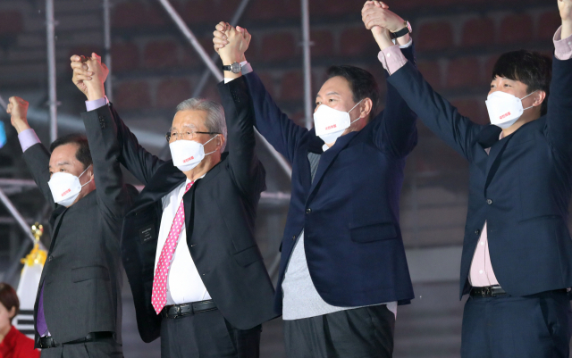 6일 오후 서울 송파구 올림픽 공원 KSPO돔에서 열린 국민의힘 중앙선거대책위원회 출범식에서 김병준 상임선대위원장(왼쪽부터), 김종인 총괄선대위원장, 윤석열 대선후보, 이준석 상임선대위원장이 인사하고 있다. 연합뉴스