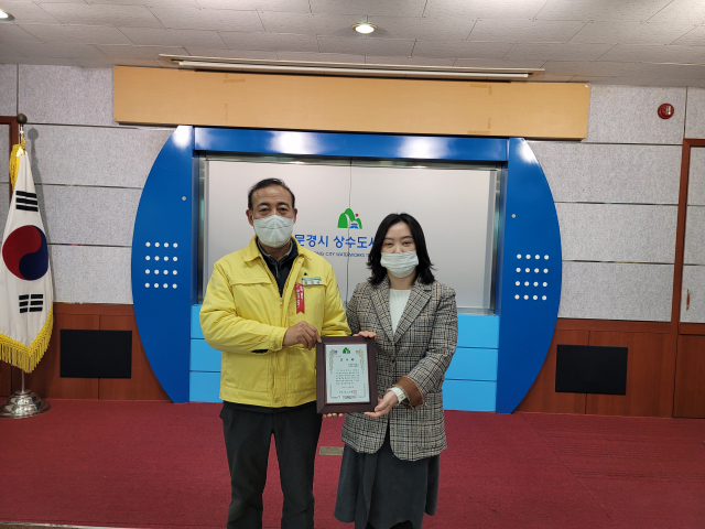 한국수자원공사 관계자가 최근 감사패를 전달받으며 문경시 관계자와 기념촬영을 하고 있다. 한국수자원공사 낙동강유역본부 제공