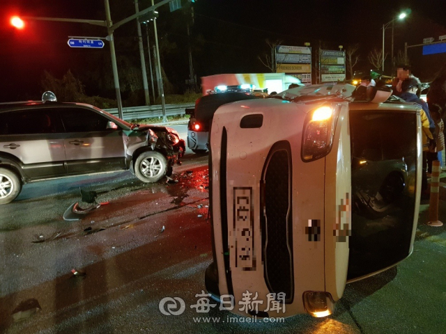 지난달 22일 안동시 송현동 송옥삼거리에서 발생한 교통사고 현장 모습. 안동소방서 제공