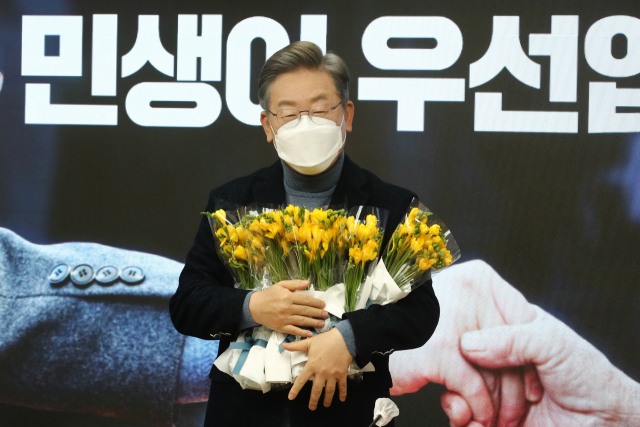 더불어민주당 이재명 대선 후보가 6일 오전 서울 여의도 당사에서 열린 전국민선대위에 참석한 소상공인들이 준비한 꽃을 받고 있다. 연합뉴스