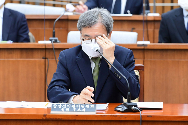 문상부 중앙선거관리위원회 위원 후보자가 6일 오전 국회에서 열린 인사청문회에서 안경을 고쳐쓰고 있다. 연합뉴스