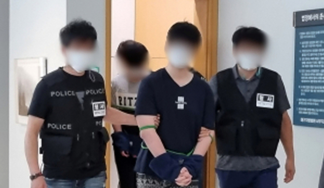 31일 자신들을 키워준 할머니를 살해한 10대 형제들이 대구지법 서부지원에서 구속 전 피의자 심문을 마친 뒤 법정을 나서고 있다. 허현정 기자