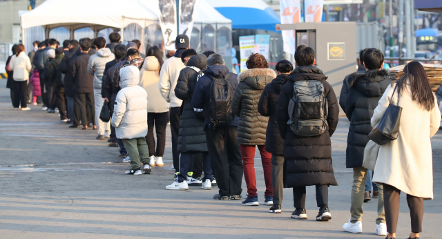 국내 신종 코로나바이러스감염증(코로나19) 신규 확진자수가 월요일 기준 역대 최다를 기록한 7일 오전 서울역 광장에 마련된 임시선별검사소를 찾은 시민들이 검사를 위해 대기하고 있다. 중앙방역대책본부에 따르면 이날 0시 기준 신규 확진자수는 4천954명으로, 위중증 환자는 774명으로 또다시 역대 최다를 기록했다. 오미크론 확진자는 12명 늘어 누적 36명으로 집계됐다. 연합뉴스