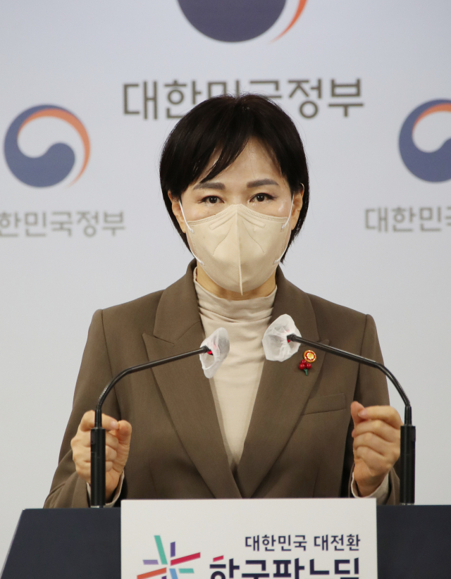 전현희 국민권익위원장이 7일 정부서울청사 브리핑실에서 국민이 뽑은 제도개선 우수사례 발표 및 선정과정에 대한 브리핑을 하고 있다. 연합뉴스