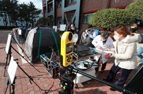 부산소방재난본부와 부경대는 7일 캠핑, 차박 등 상황의 일산화탄소 중독사고 위험을 알리는 실험을 실시했다. 연합뉴스