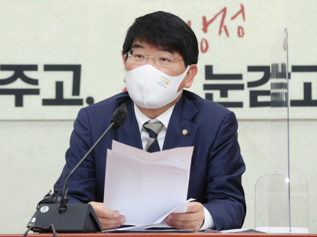 더불어민주당 박완주 정책위의장이 18일 오전 서울 여의도 국회에서 열린 정책조정회의에서 발언하고 있다. 연합뉴스