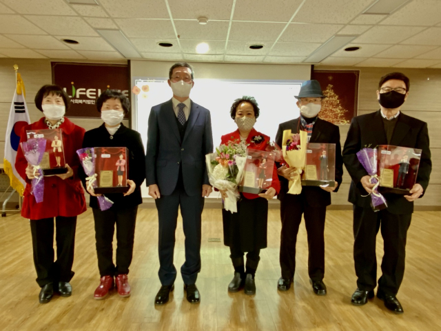 3D로 구현한 피규어 공로패를 받은 대구생명의전화 시니어 봉사자들이 강석봉(왼쪽 세번째) 대표와 기념촬영을 하고 있다. 대구생명의전화 제공