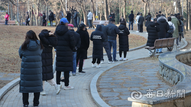 코로나19 신규 확진자가 7천175명 발생해 역대 최다치를 기록한 8일 대구 달서구보건소 코로나19 선별진료소를 찾은 시민들이 줄지어 순서를 기다리고 있다. 성일권 기자 sungig@imaeil.com
