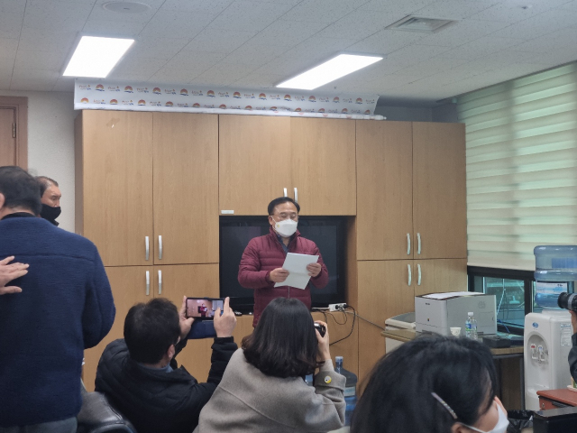이창재 전 김천부시장이 8일 기자회견을 자청해 경찰의 선거개입 의혹을 제기하고 있다. 신현일 기자