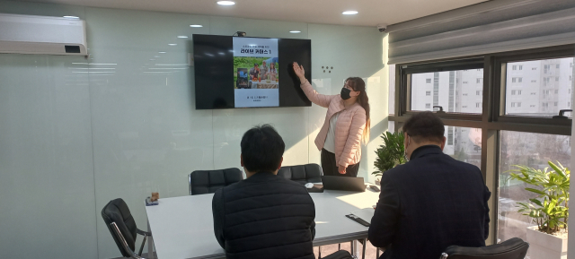 경기디지털배움터가 8일 소상공인을 대상으로 라이브 커머스 수업을 진행하고 있다. 사진=경기디지털배움터 제공