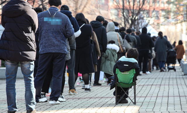신종 코로나바이러스 감염증(코로나19) 신규 확진이 사상 최다인 7천175명을 기록한 8일 오후 서울 마포구 경의선 서강대역 인근 선별진료소에서 한 어린이가 휴대용 의자에 앉아 차례를 기다리고 있다. 연합뉴스