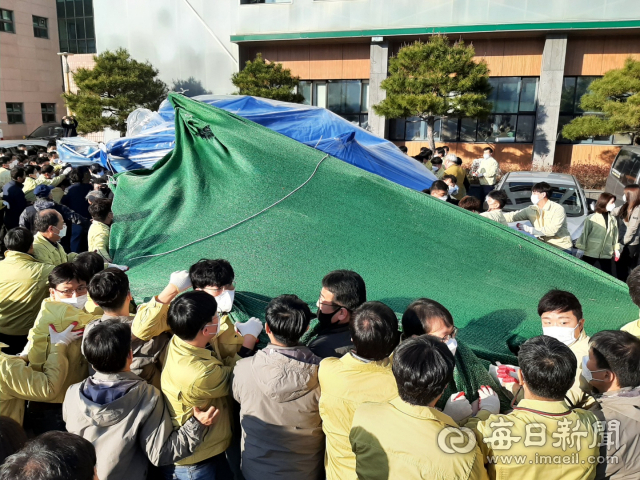 경산시 공무원들이 8일 오후 민주노총 공공운수노조가 경산시청 주차장에 설치한 천막을 철거하는 행정 대집행을 하고 있다. 김진만 기자