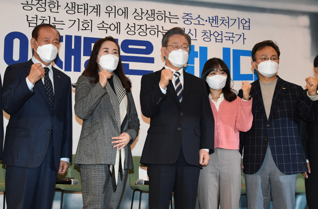 더불어민주당 이재명 대선 후보가 8일 오전 서울 금천구 가산디지털 SKV1 아쿠아픽센터에서 중소.벤처기업 정책공약을 발표를 마친 뒤 참석자들과 기념촬영을 하고 있다. 왼쪽부터 이광옥 (주)반도회장, 황주원 (주)유비스대표, 김혜인 (주)새누 대리, 이계우 아쿠아픽 대표이사. 연합뉴스