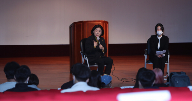 정의당 심상정 대선 후보가 8일 오후 광주 동구 서석동 조선대학교 연주홀에서 지역 대학생과 대화하고 있다. 연합뉴스