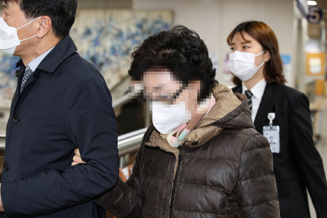 요양급여 부정수급 혐의로 기소된 윤석열 국민의힘 대통령 후보의 장모 최모 씨가 7일 오후 서울 서초구 서초동 서울고등법원에서 열린 2심 공판에 출석하고 있다. 연합뉴스