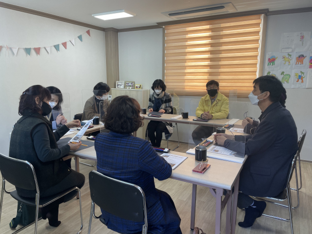 마을배움터에서 교육장과 학교장의 간담회 광경. 교육지원청 제공