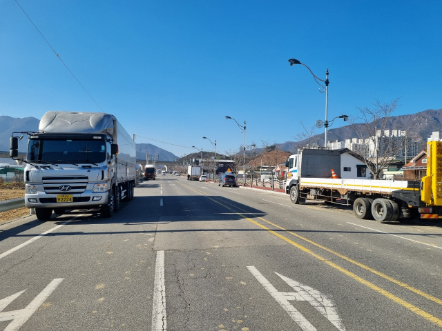 칠곡군 북삼읍의 한 도로변 양쪽에 화물차가 여럿 주차돼 있다. 이현주기자