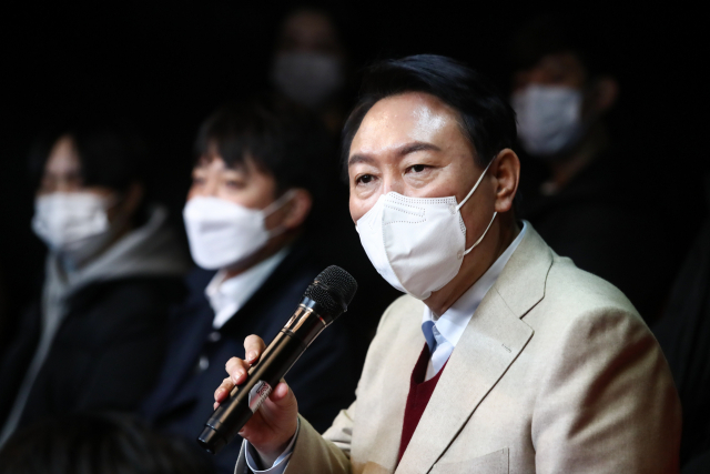 국민의힘 윤석열 대선후보가 8일 서울 종로구 대학로의 한 소극장에서 열린 청년문화예술인과의 간담회에서 인사말을 하고 있다. 연합뉴스