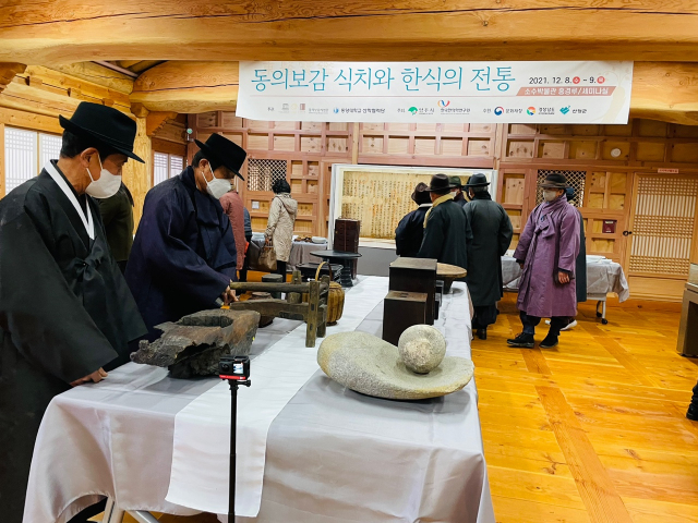 한국한의약연구원에서 전시한 약제 도구를 시민들이 관람하고 있다. 영주시 제공