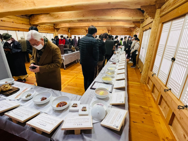 영주 전통음식체험관에서 전시한 식치 음식을 시민들이 관람하고 있다. 영주시 제공