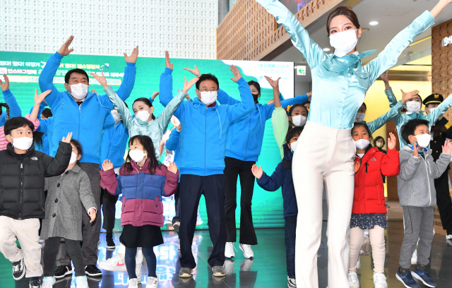 9일 대구경북 신공항 홍보체험존 개관식에서 플래시몹 공연이 열리고 있다. 경북도 제공