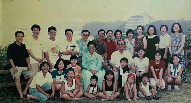 1996년 여름, 제주도 중문 해수욕장 인근에서 한복을 입은 어머니 서영선(가운데) 씨와 김정신(뒷줄 오른쪽 세번째) 씨 가족사진. 가족제공.