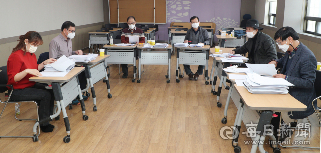 9일 매일신문 8층 회의실에서 심사위원들이 2022 매일신문 신춘문예 심사를 하고 있다. 성일권 기자 sungig@imaeil.com