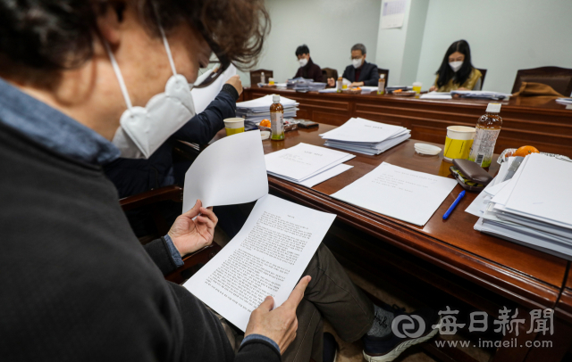 9일 매일신문 3층 회의실에서 심사위원들이 