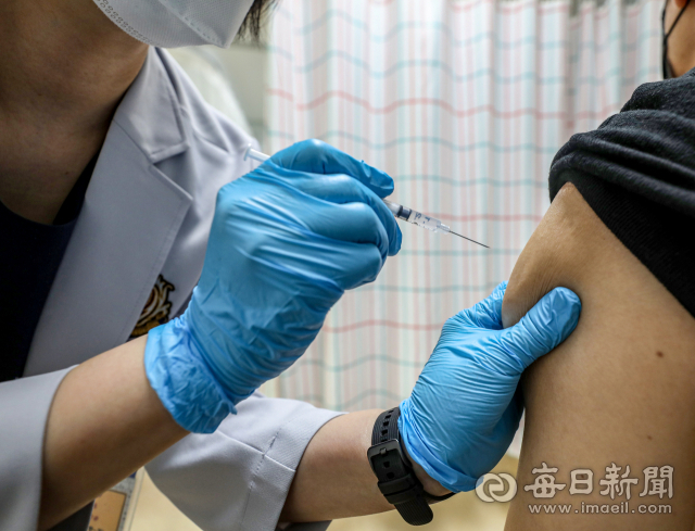 코로나19 신규 확진자가 이틀 연속 7천 명대를 기록한 9일 오전 대구 중구 곽병원에서 백신 1·2차 접종을 끝낸 시민이 3차 백신 주사를 맞고 있다. 이날 0시 기준 대구지역 3차 백신 접종률은 7.4%를 기록했다. 안성완 기자 asw0727@imaeil.com