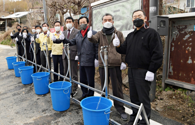 영천시 자양면 신방2리 상신마을에서 관계 공무원과 주민들이 신방지구 지방상수도 통수식을 축하하고 있다. 영천시 제공