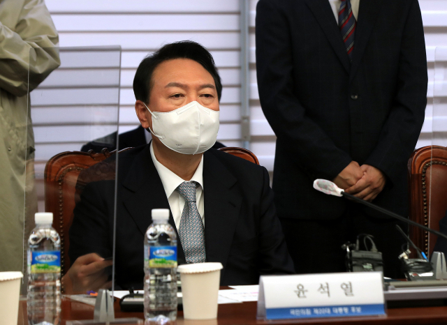 국민의힘 윤석열 대선후보가 9일 오후 한국경영자총협회를 방문, 손경식 경총회장의 인사말을 듣고 있다. 연합뉴스