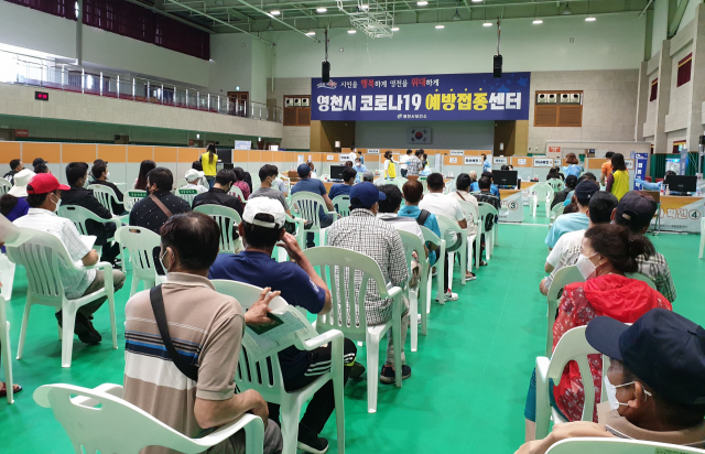 영천시생활체육관에 마련된 코로나19 예방접종센터 모습. 매일신문DB