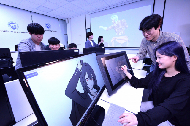 영진전문대 학생들이 애니메이션 실습을 하고 있다. 영진전문대 제공