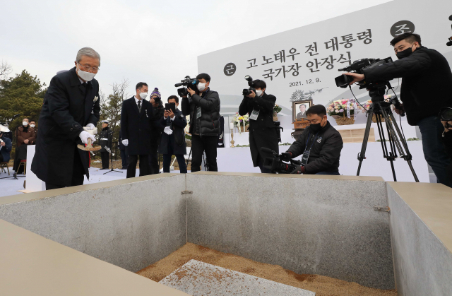 9일 경기도 파주시 동화경모공원에서 열린 고(故) 노태우 전 대통령 국가장 안장식에서 김종인 국민의힘 총괄선대위원장이 취토하고 있다. 연합뉴스