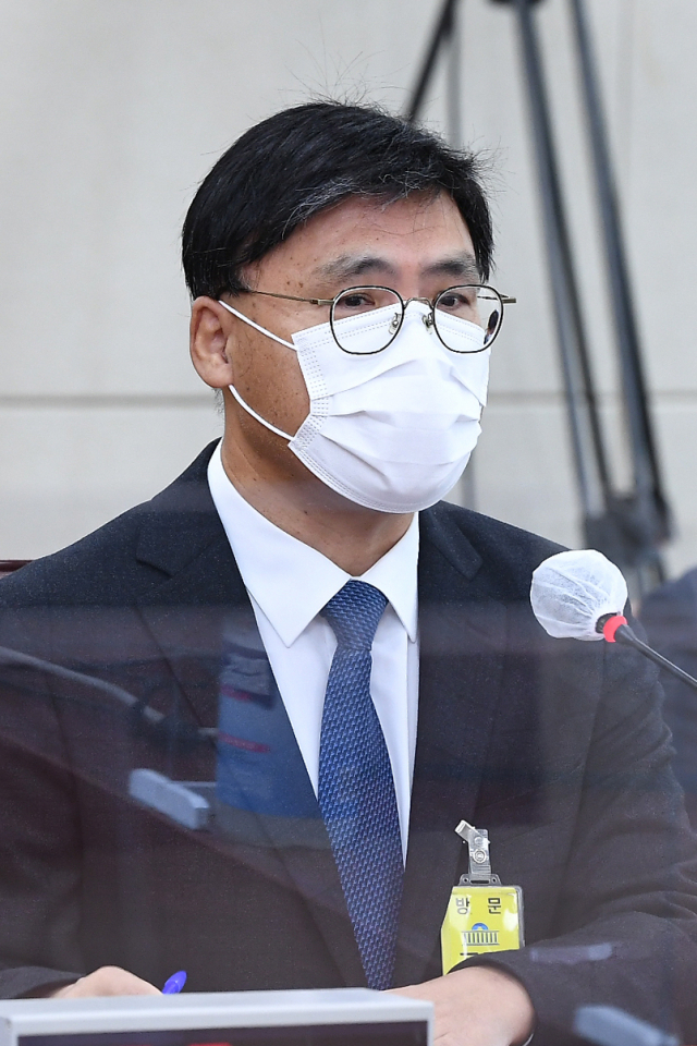 22일 오전 국회에서 열린 과학기술정보방송통신위원회의 김의철 한국방송공사(KBS) 사장 후보자에 대한 인사청문회에서 김 후보자가 의원들의 질의에 답하고 있다. 연합뉴스
