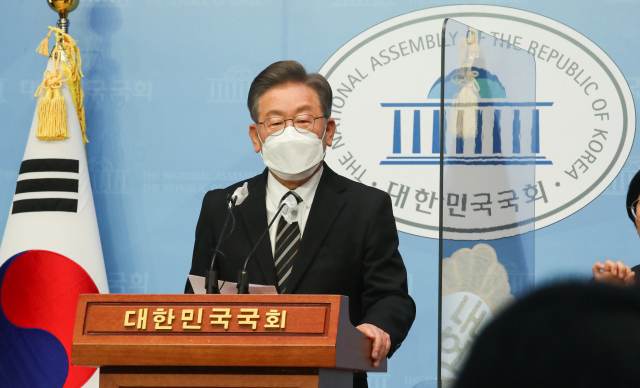 더불어민주당 이재명 대선 후보가 9일 오후 국회 소통관에서 감염병 대응 정책 관련 긴급 기자회견을 하고 있다. 연합뉴스