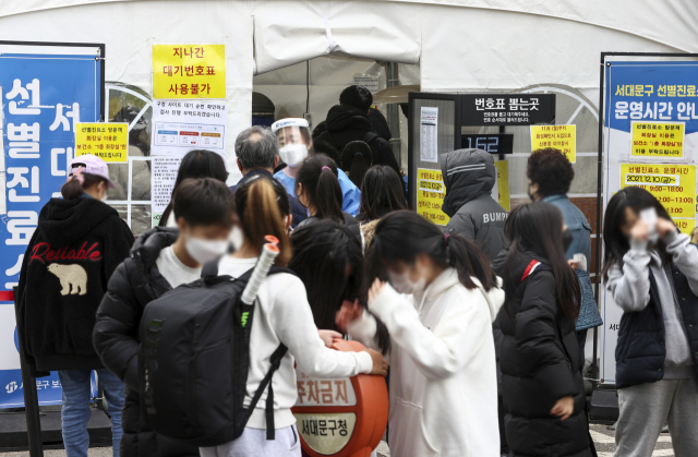 9일 오후 서울 서대문구보건소 선별진료소를 찾은 시민들이 대기하고 있다. 연합뉴스